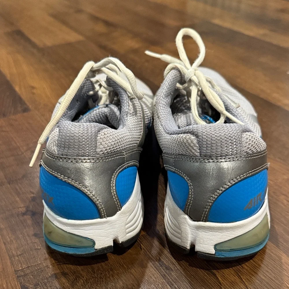 Nike sneakers silver